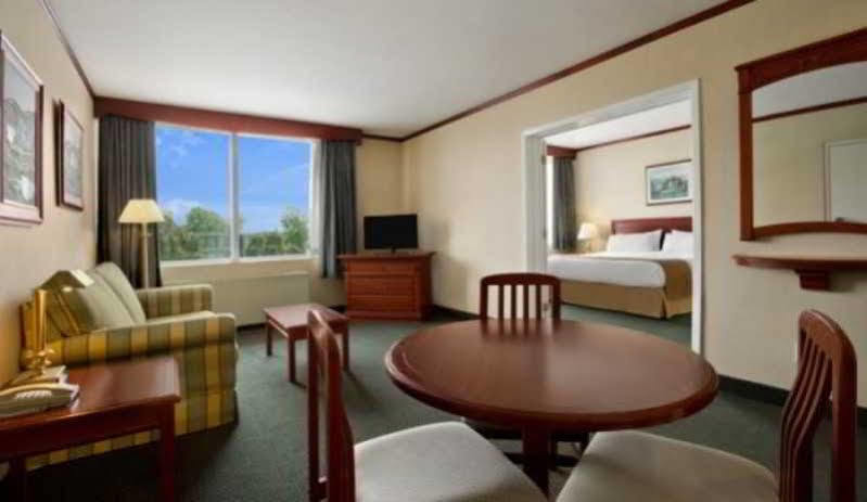 Park Inn Hotel Montreal Airport Dorval Exterior foto